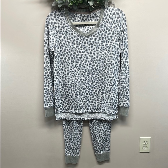 NWT Cuddl Duds Sweater Knit Pajama Top and Jogger Pant Set Leopard Print XS - Picture 1 of 15